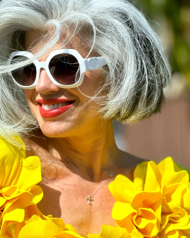 quelle coupe pour une femme de 60 ans cheveux gris lunettes blanches top jaune