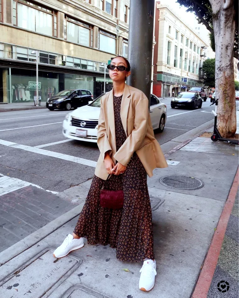 quelle veste sur une robe longue look blazer beige robe fleurie baskets blanches