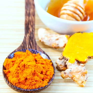 recette gingembre curcuma miel antibiotique naturel grande cuillere en bois