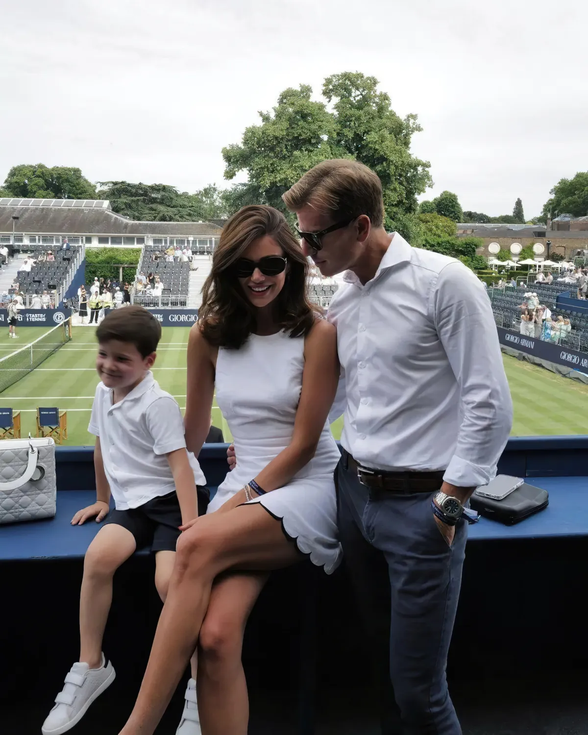 robe courte blanche lunettes de soleil homme en tenue old money