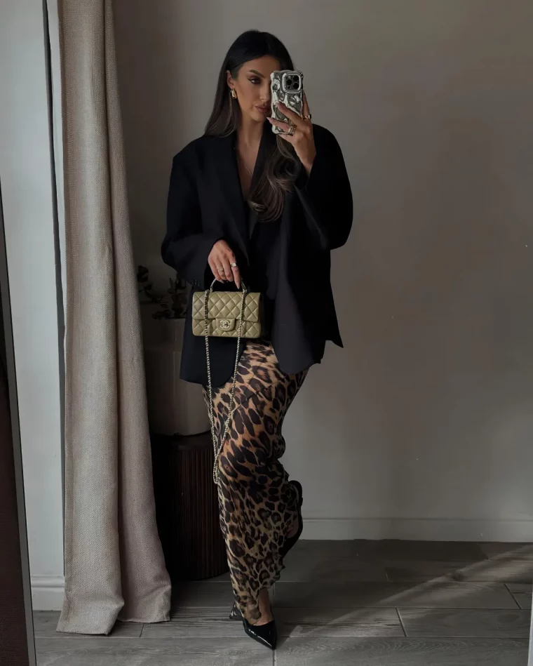 robe longue moulante imprime leopard veste oversize noire