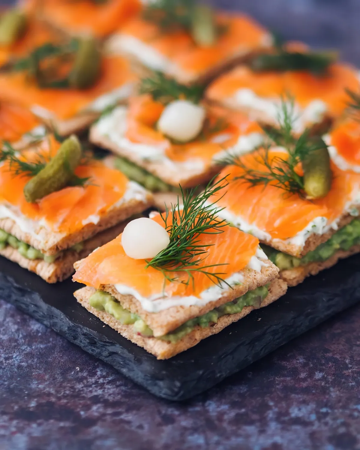 saumon fume avec fromage frais et guacamole