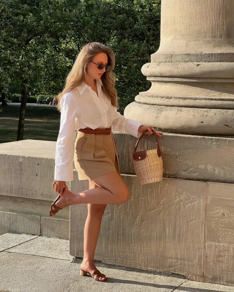 shorts beiges sandales sac a main en paille chemise blanche