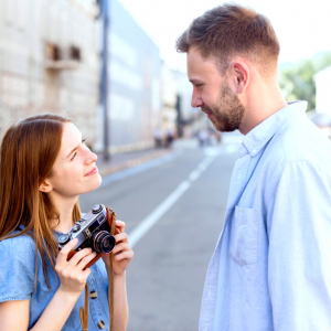 signes d un coup de foudre chez l homme couple qui se regarde dans la rue