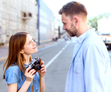 signes d un coup de foudre chez l homme couple qui se regarde dans la rue