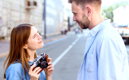 signes d un coup de foudre chez l homme couple qui se regarde dans la rue