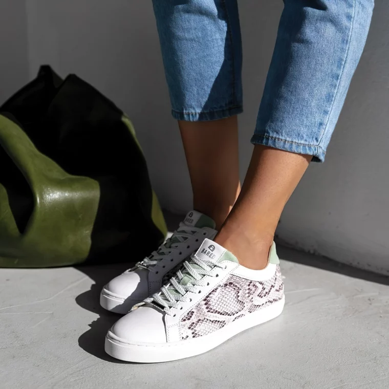 sneakers 2024 tendance femme cuir blanc motifs animaliers serpent