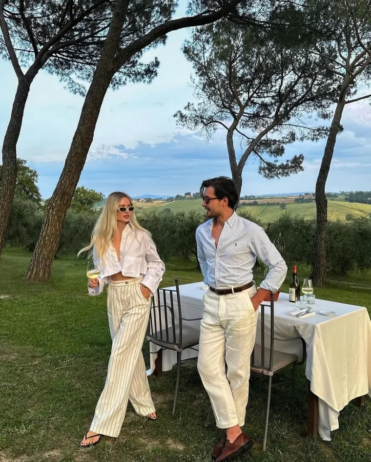 style old money couple en pantalons et chemises