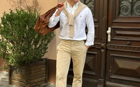 style old money homme en beige et blanc