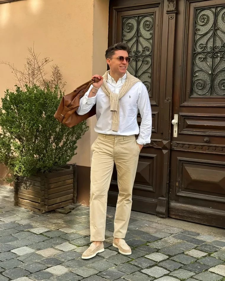 style old money homme en beige et blanc