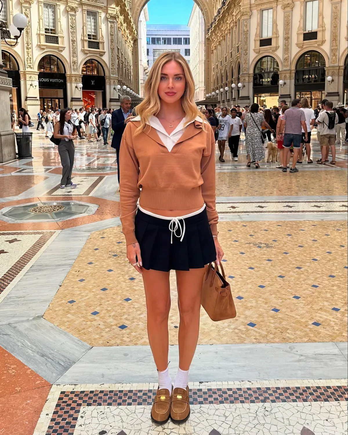 style preppy en beige et noir jupe courte mocassins chaussettes blanches