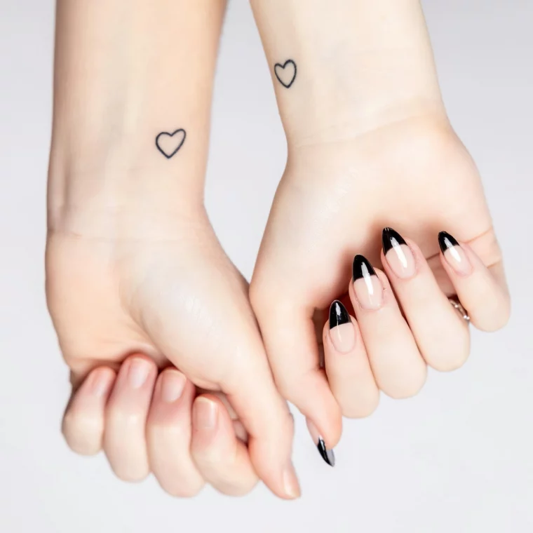 symbole amour maternel tatouage petit coeur minimaliste poignet