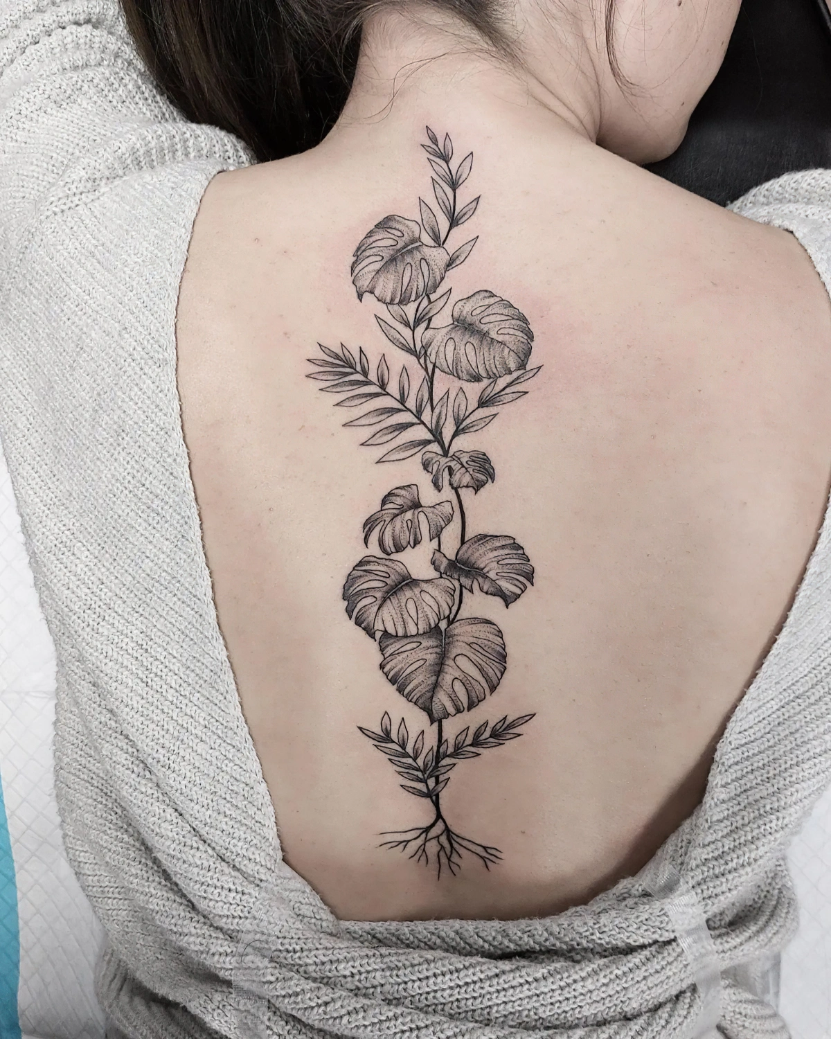 tatouage botanique dos femme dessin motifs feuilles monstera deliciosa