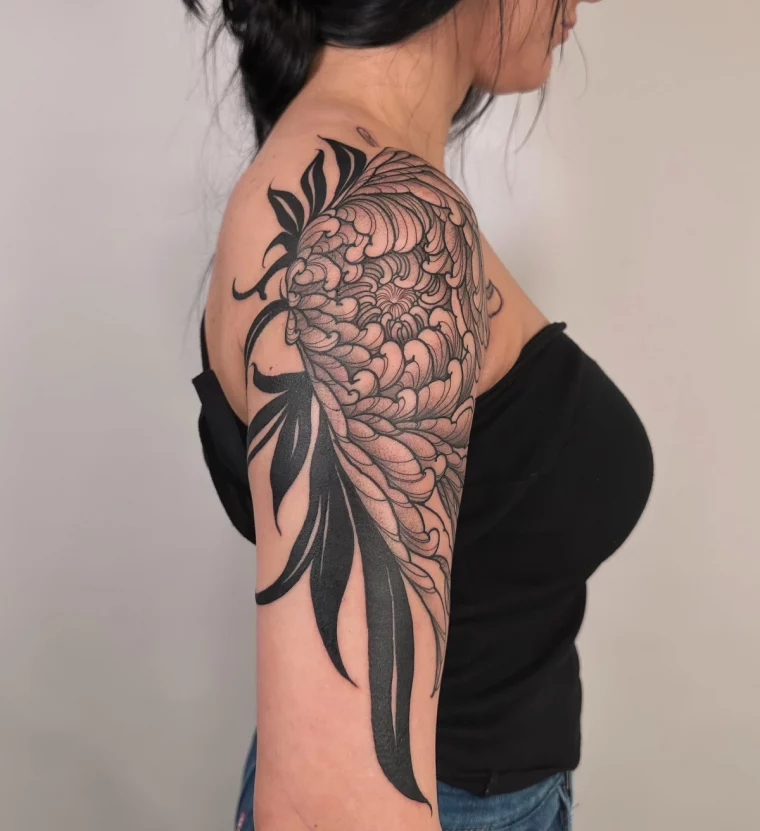 tatouage epaule bras manche femme grande fleur feuilles