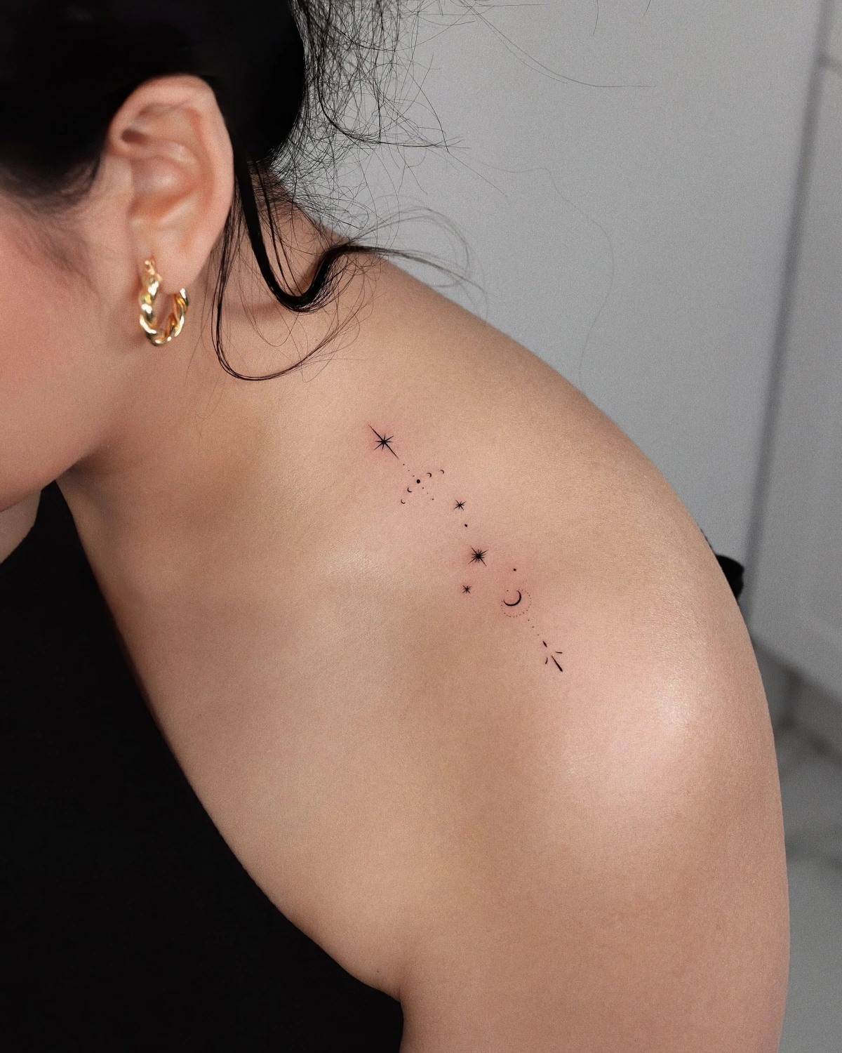 tatouage epaule femme dessin constellation etoiles details ornementaux