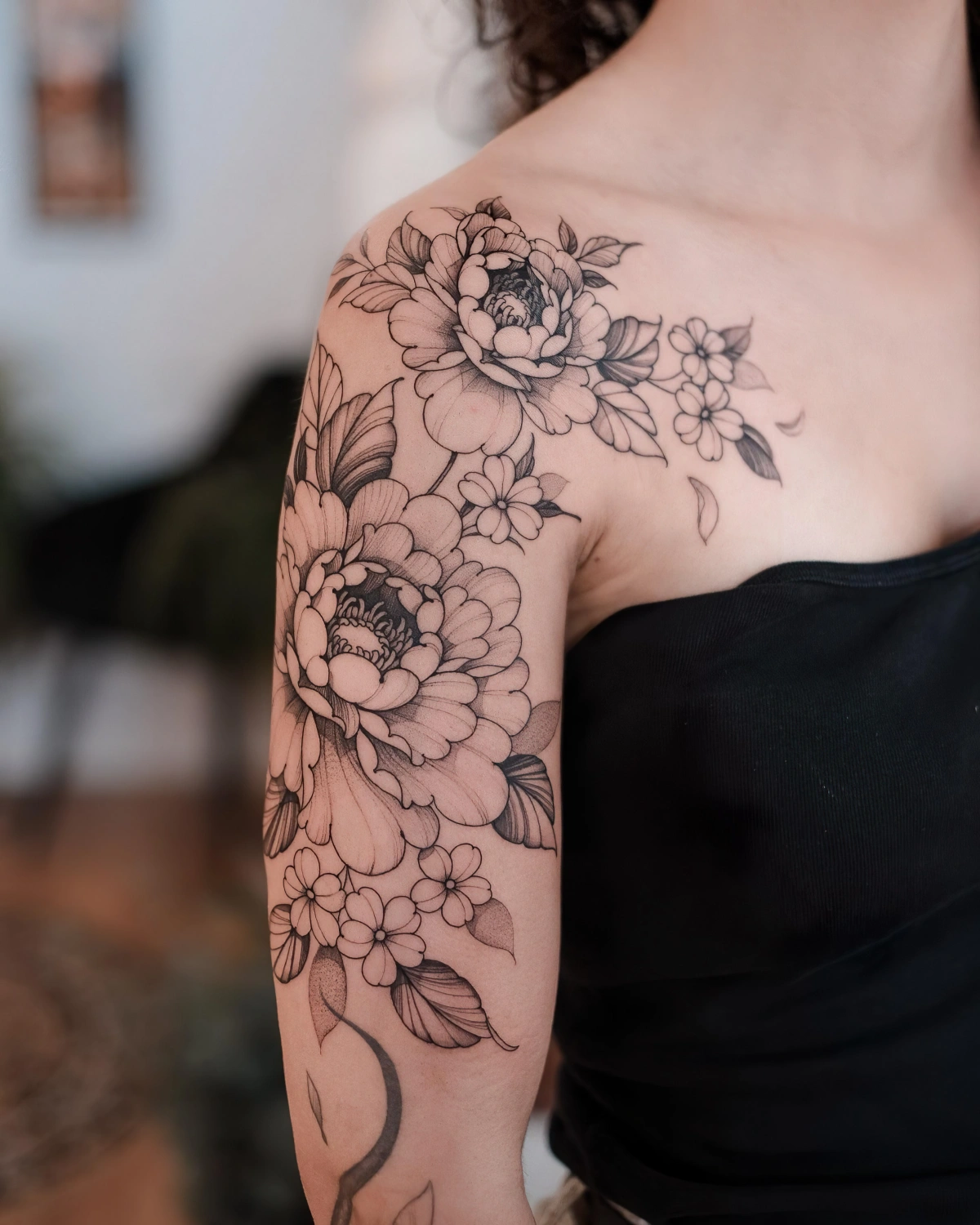 tatouage epaule manche bras femme motifs fleuris symbolisme