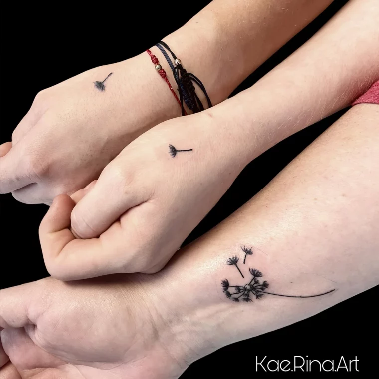 tatouage famille 3 personnes pissenlit discret dessin poignets