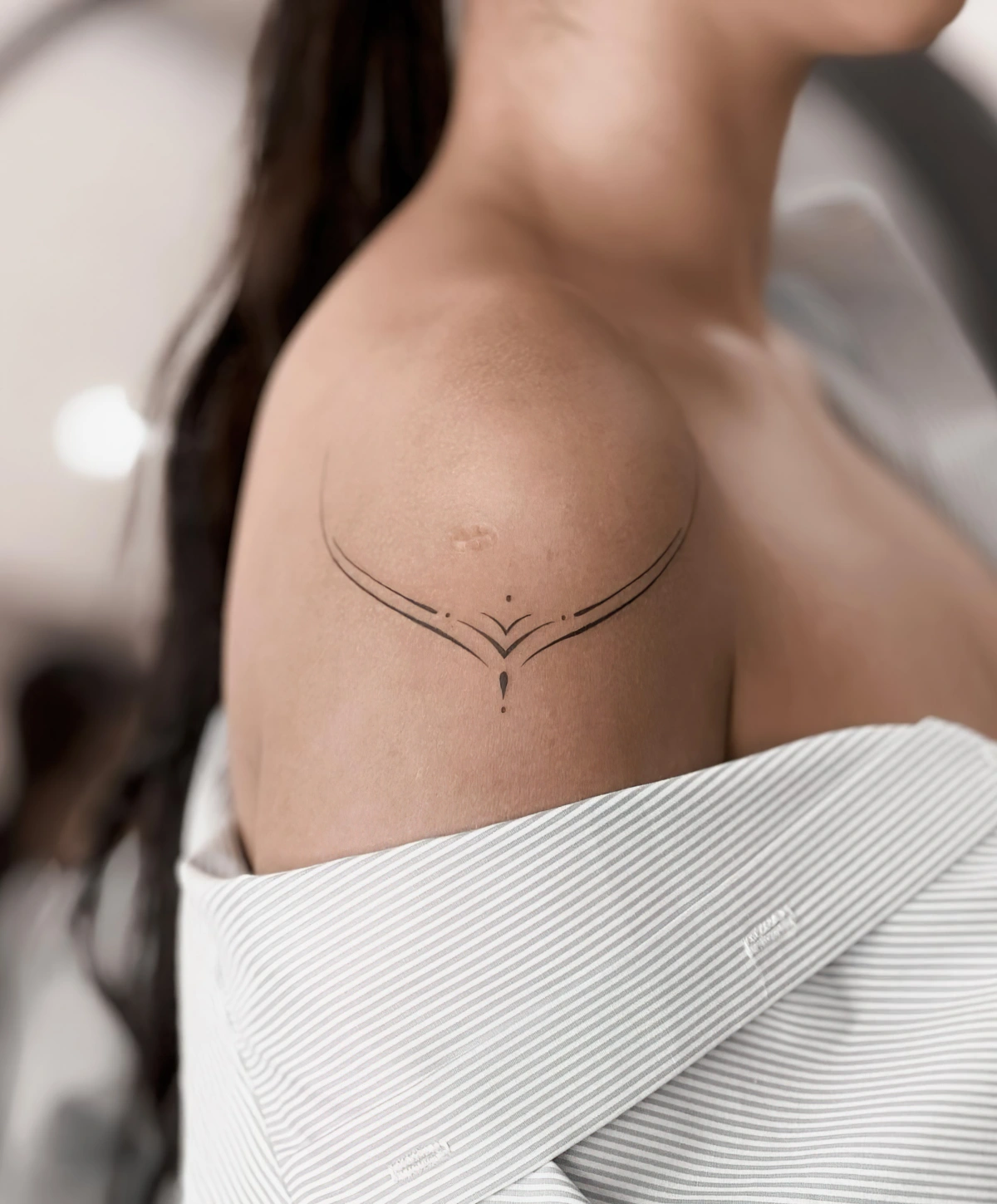 tatouage feminin ornemental details geometriques lignes fines