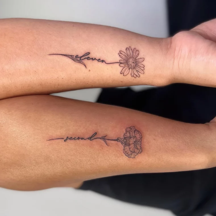 tatouage fleur de naissance avec date en lettres dessin bras femme