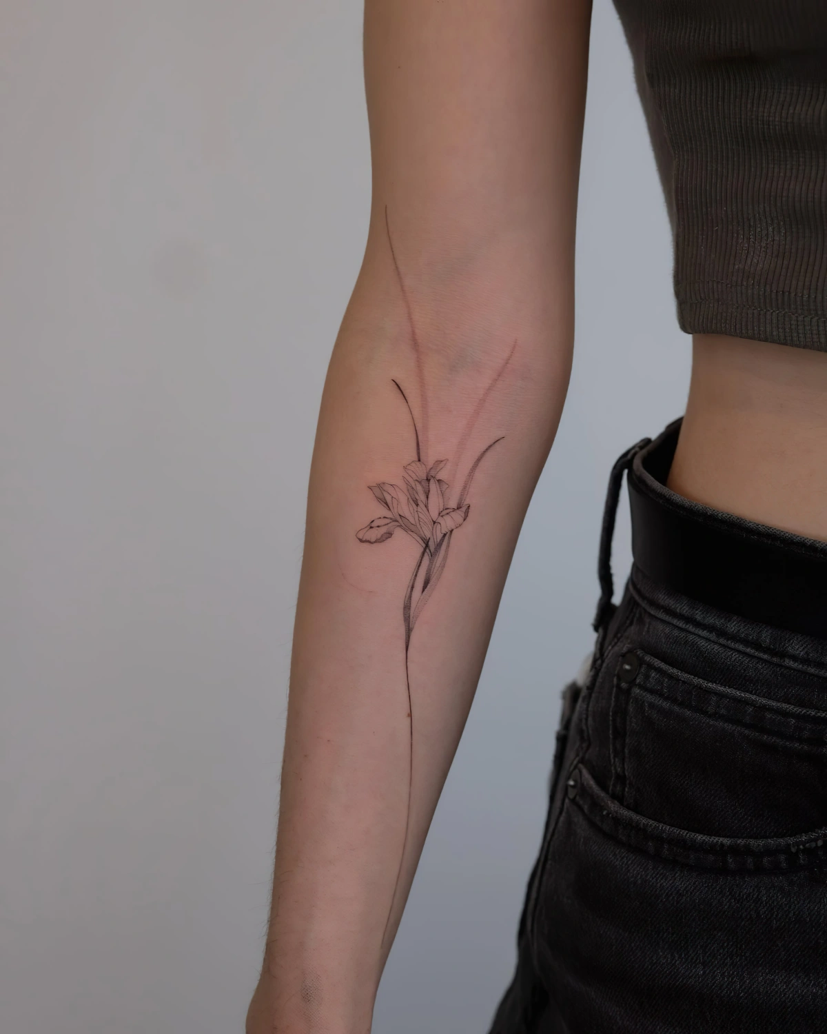 tatouage iris minimaliste contours dessin fine line realiste