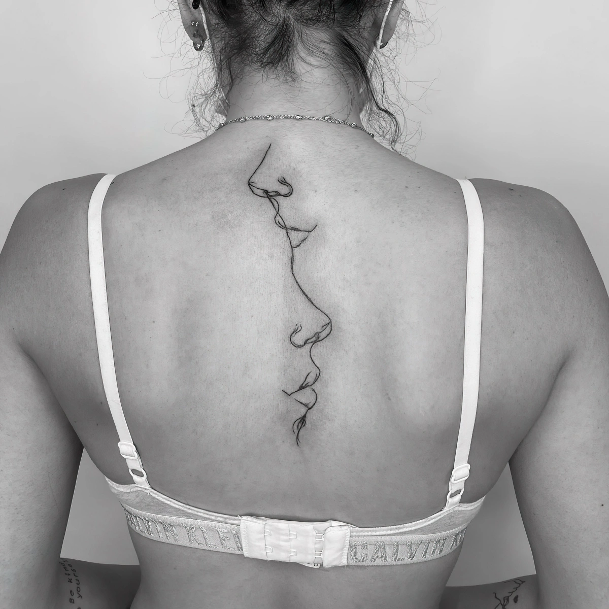 tatouage lignes fine amour visages silhouettes fine line tattoo femme