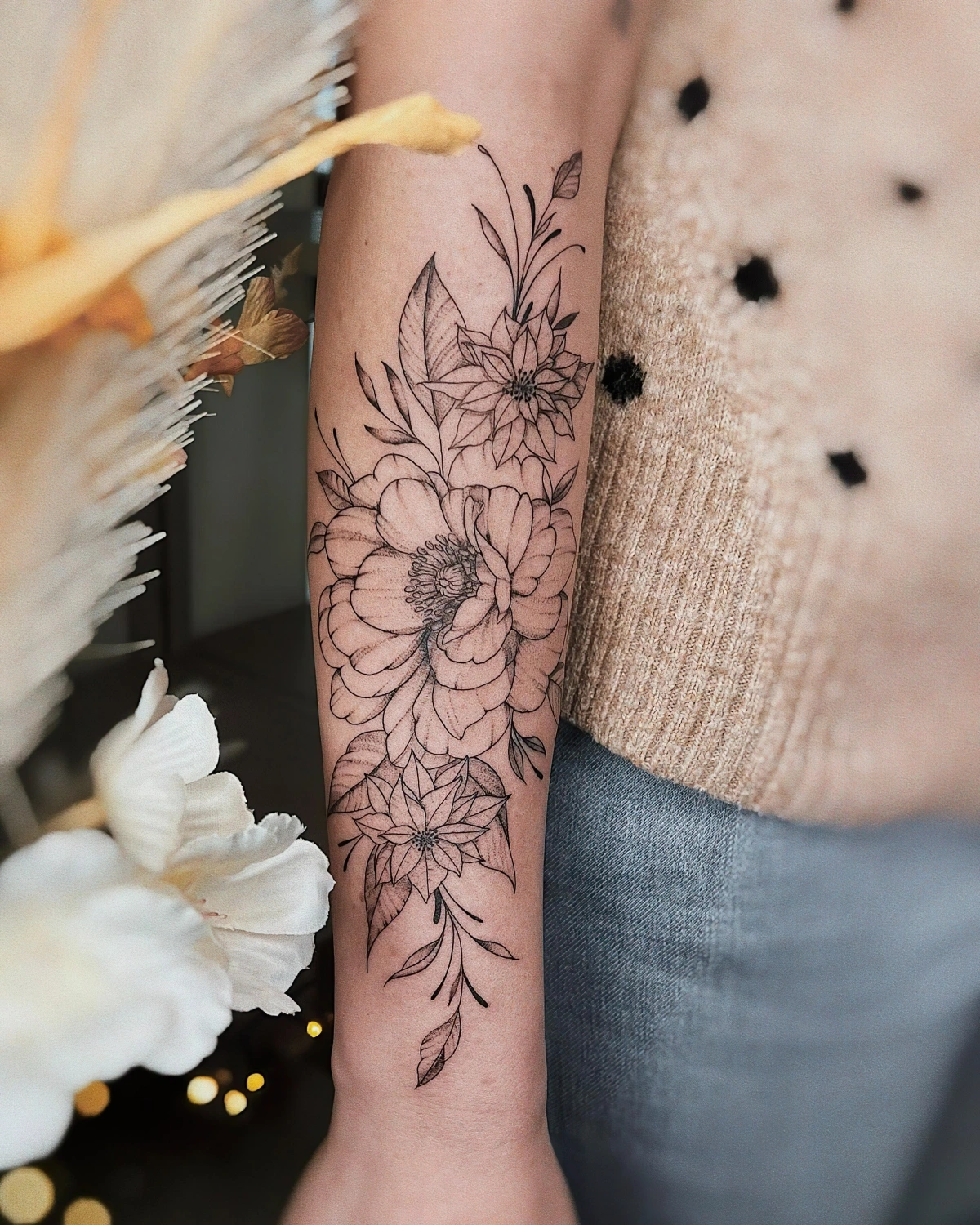 tatouage mois de naissance bras femme dessin grande fleur petales