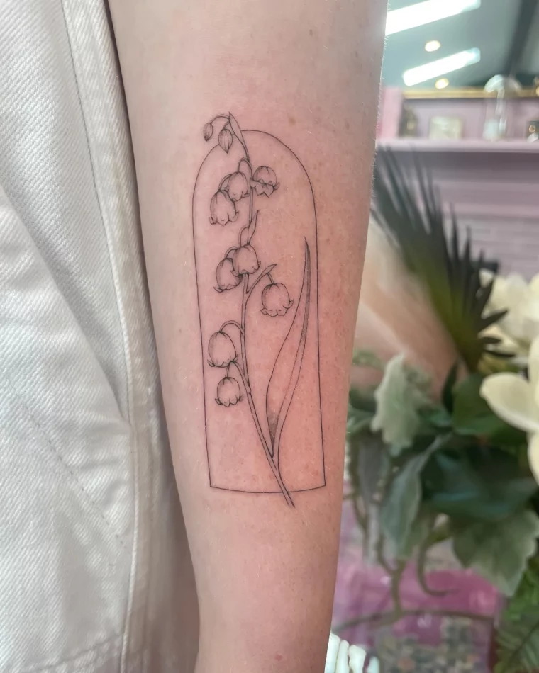 tatouage muguet encadre tige fleurs feuille dessin bras