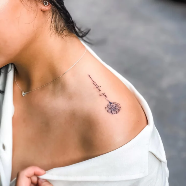 tatouage oeillet signification epaule dessin avec lettres