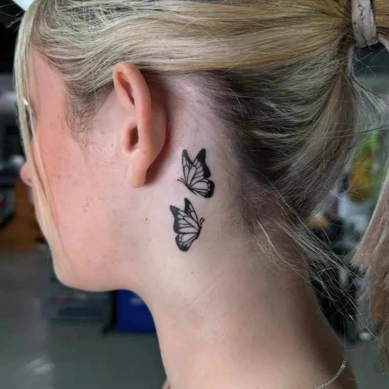 tatouage papillon double oreille cheveux blonds racines foncees