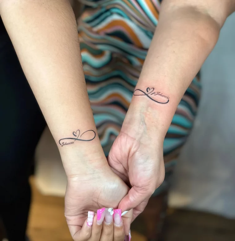 tatouage poignet famille symbole eternite prenoms coeur