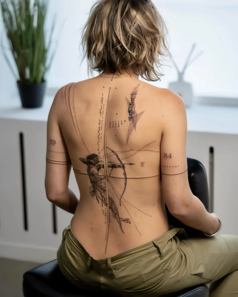 tatouage pour femme bas du dos symbole lignes guerrière arc