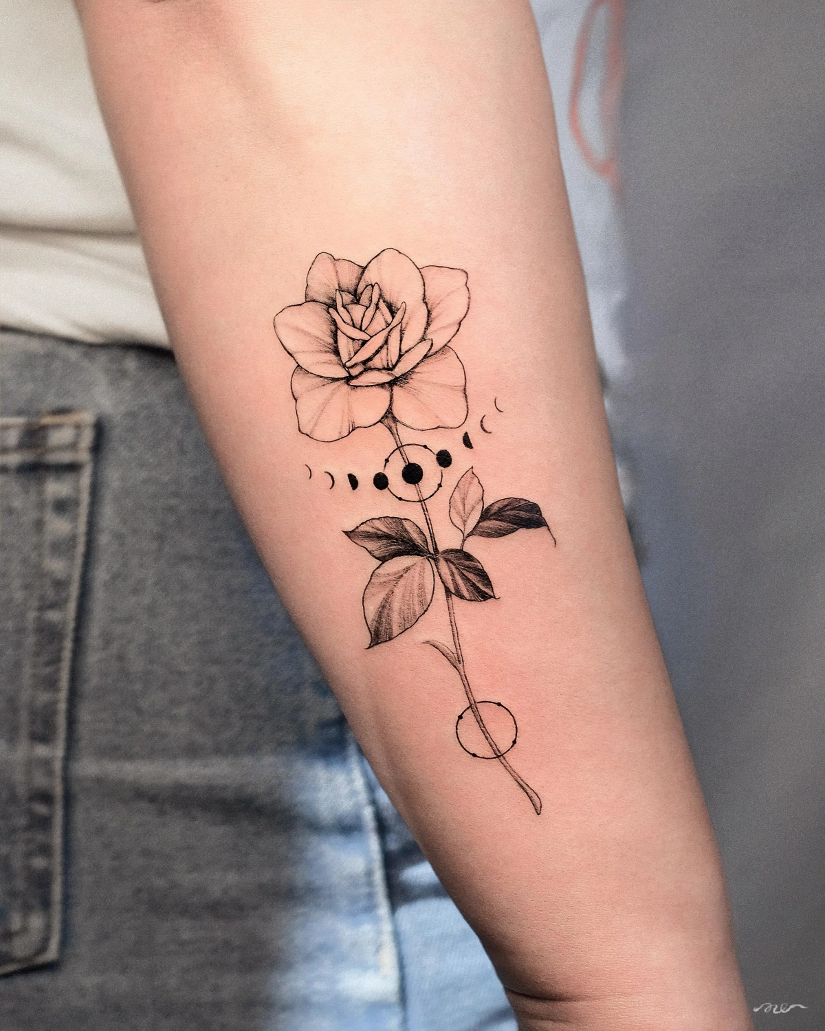 tatouage rose signification lignes fines dessin symbolisme phases lune