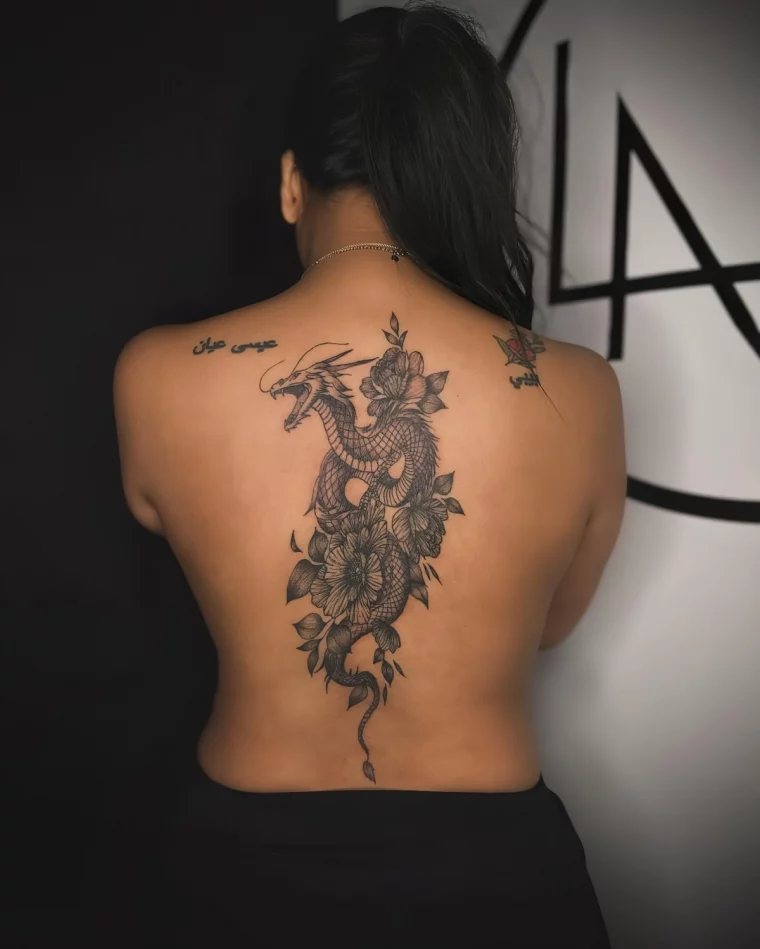 tattoo dragon dos femme fleurs grosses lettres mots sur peau