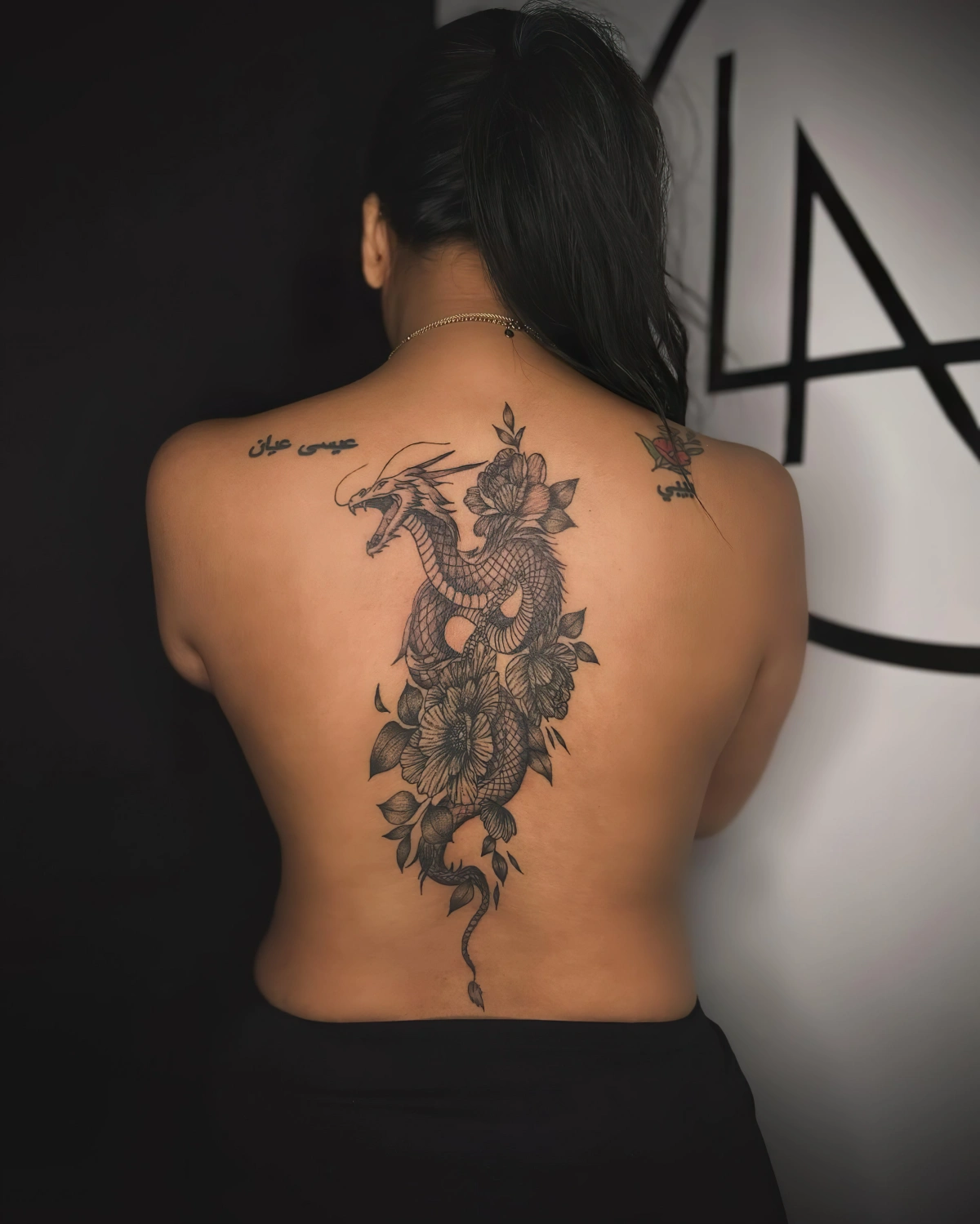 tattoo dragon dos femme fleurs grosses lettres mots sur peau