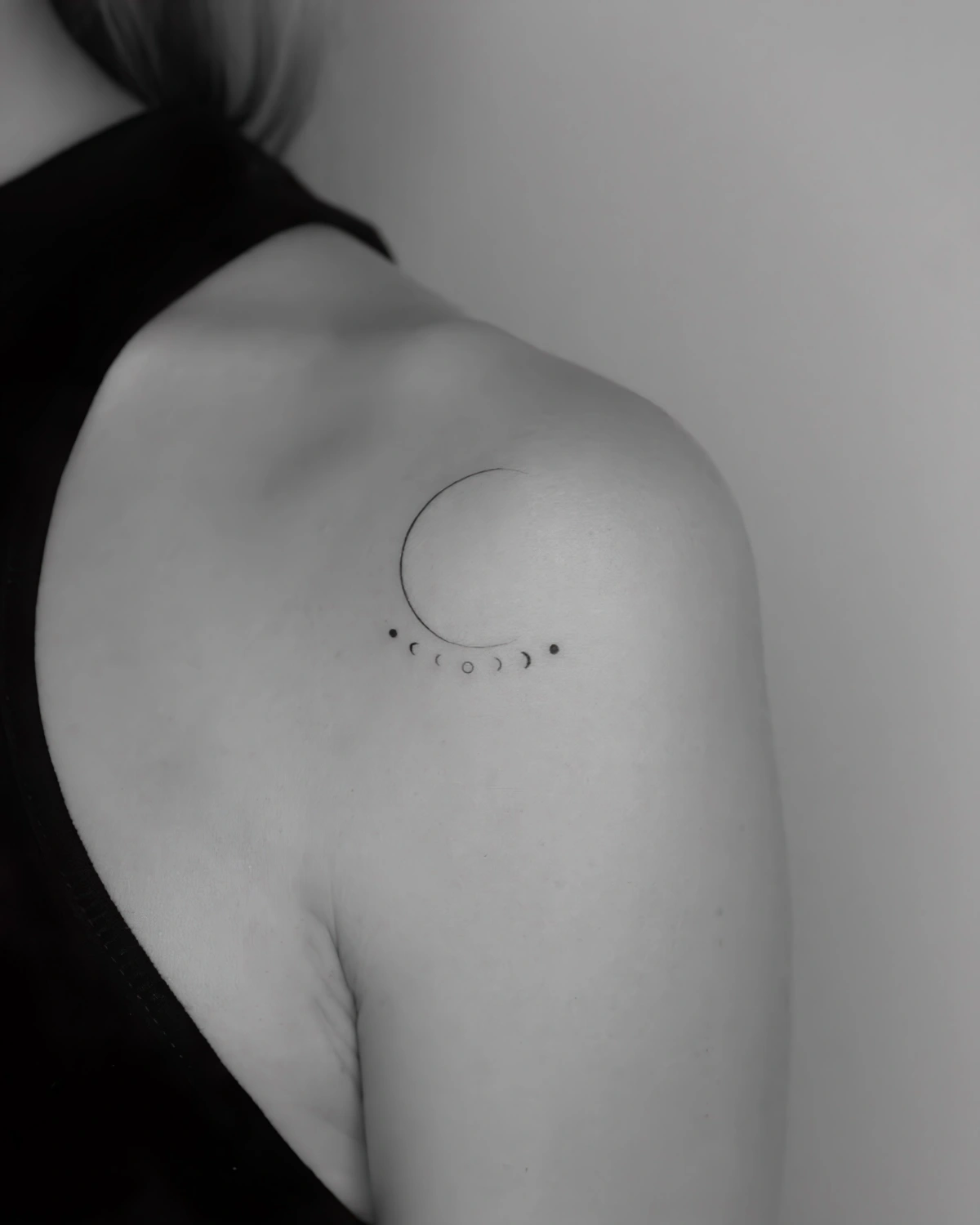 tattoo femme demi lune phases lunaires photo blanc et noir