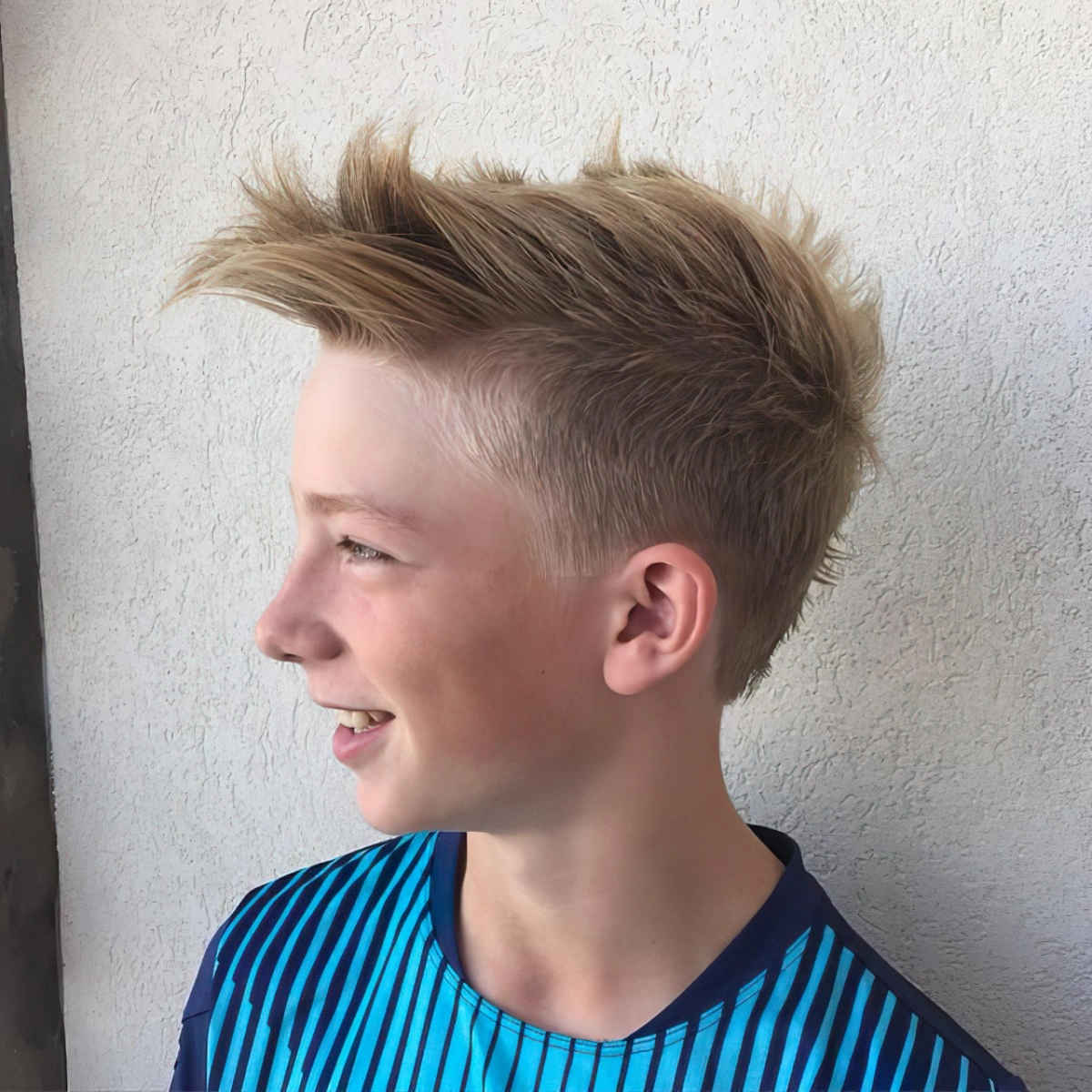 tendance coupe garcon pompadour frange gominee coiffure