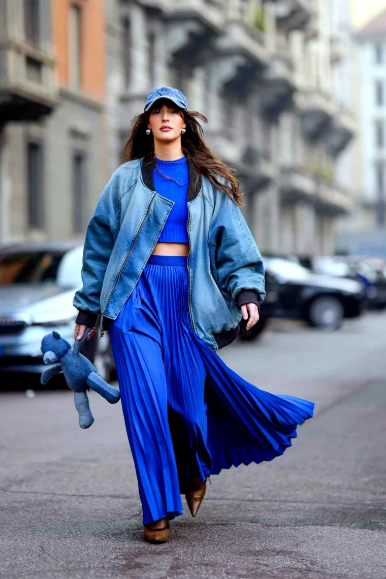 tendance mode automne hiver 2024 robebleu et veste oversiez