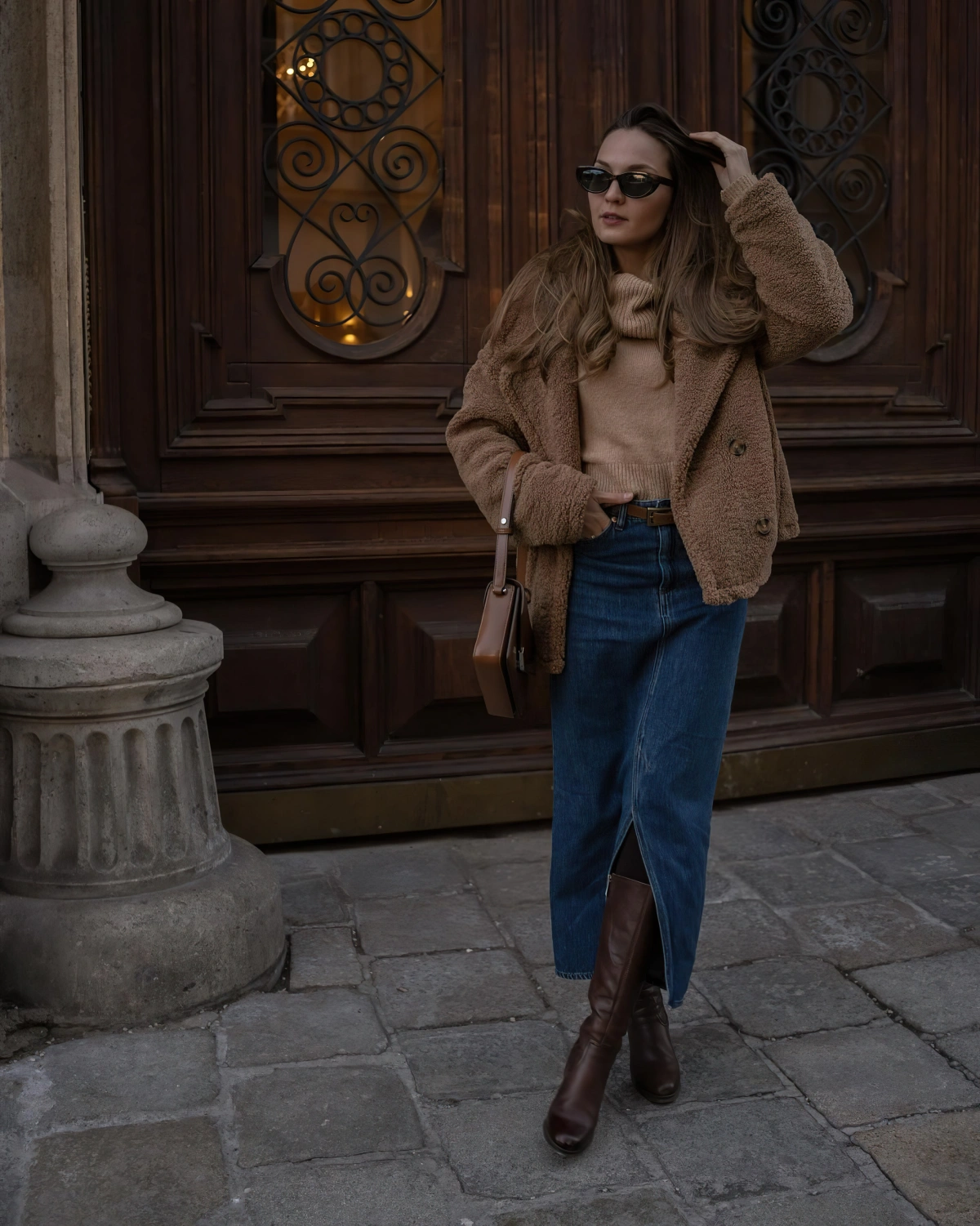 tenue avec jupe longue denim fendu pull marron sac main