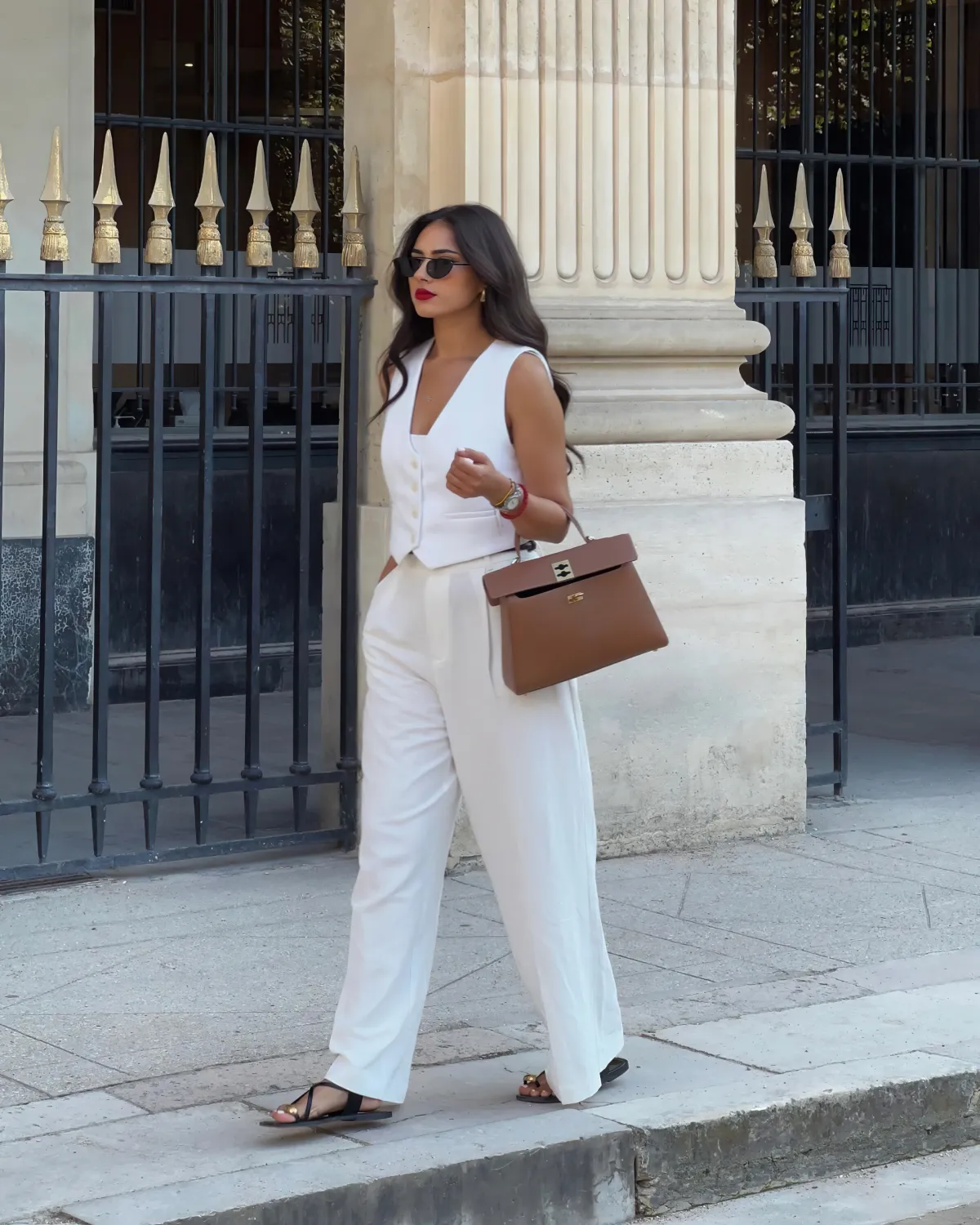 tenue monochrome femme pantalon et top sac a main tendance