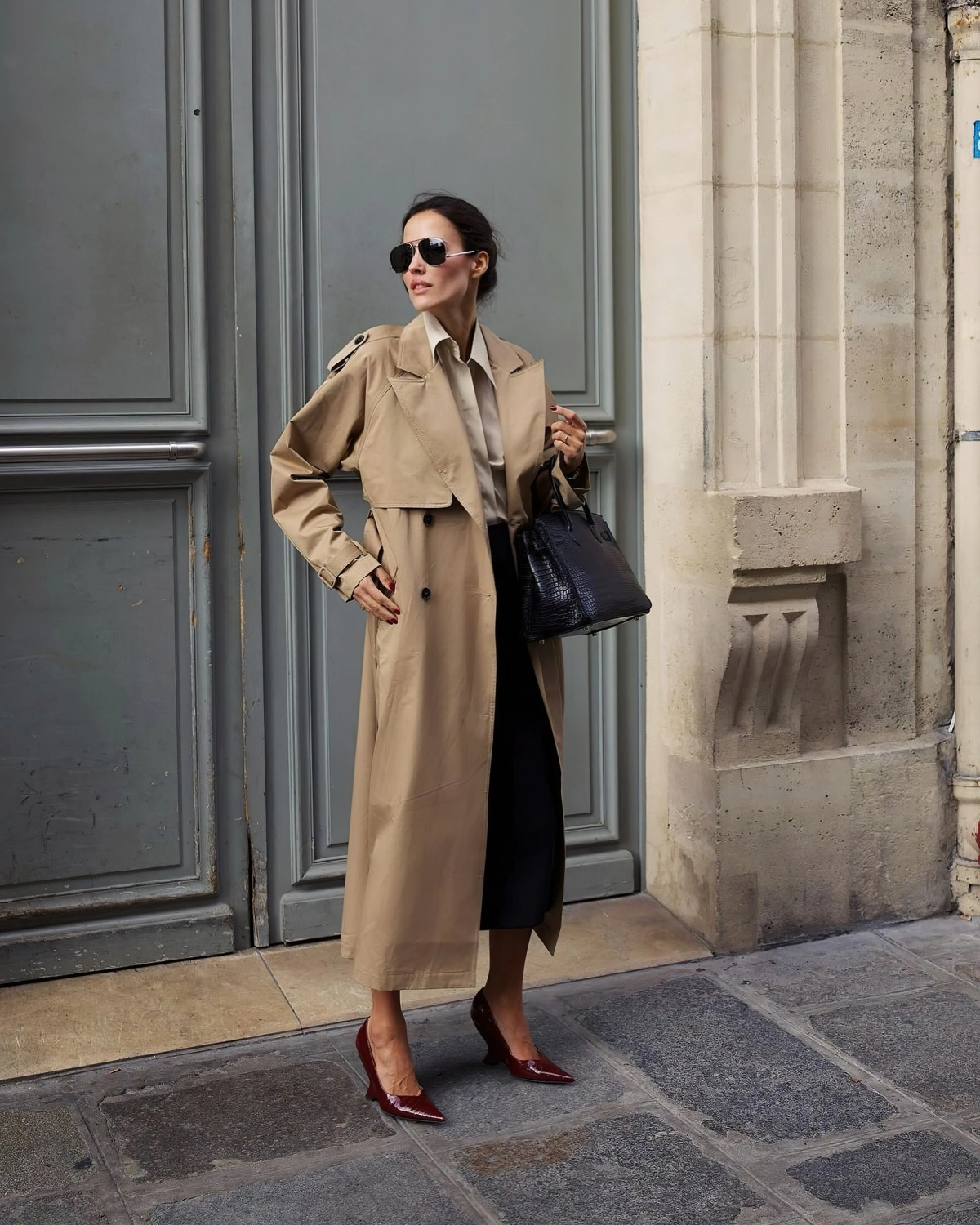 trench coat couleur beige jupe noire chaussures bordeaux