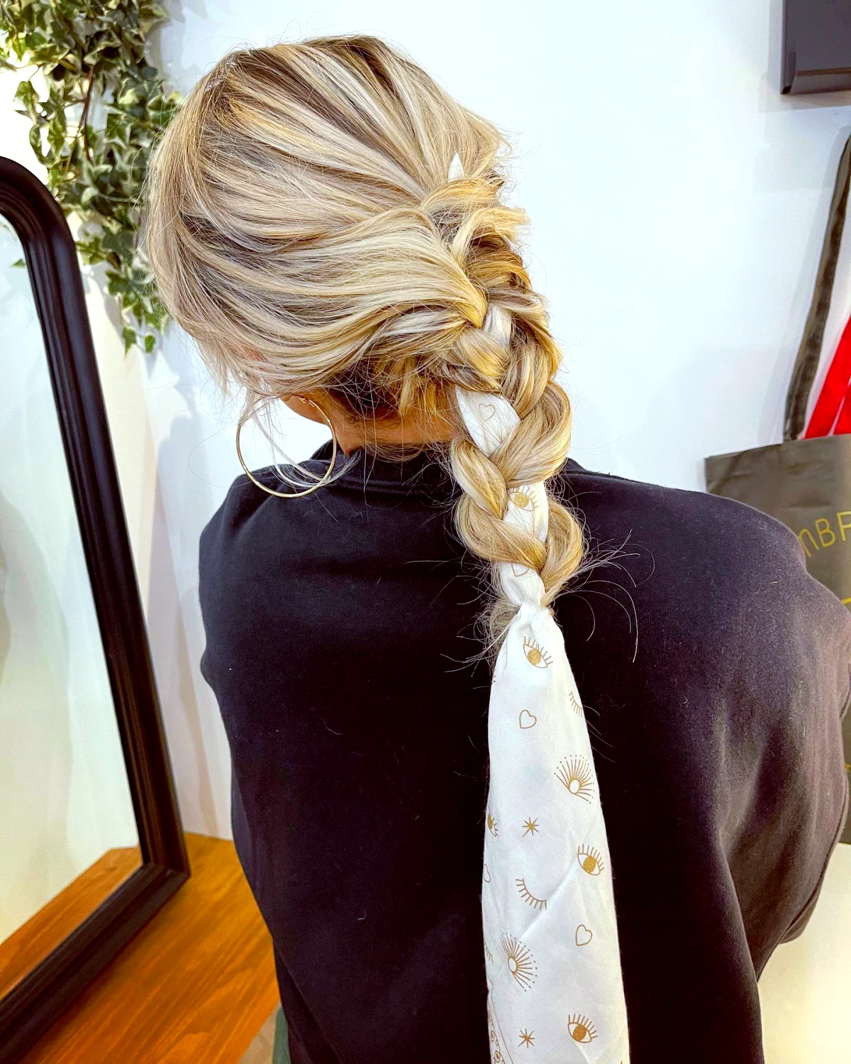 tresse avec un foulard blanc femme blonde