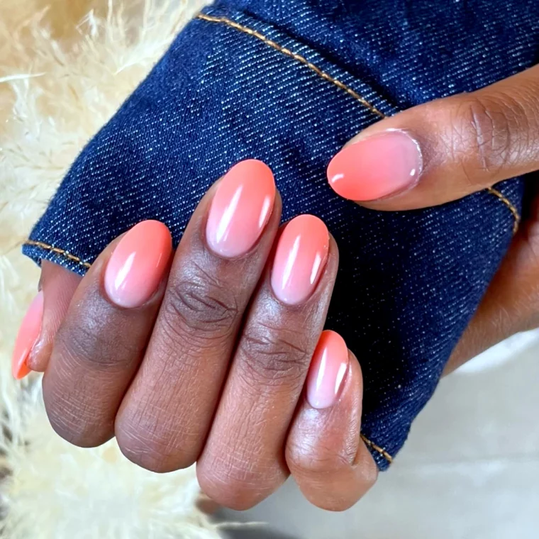 un joli degarde d ongles couleur orange