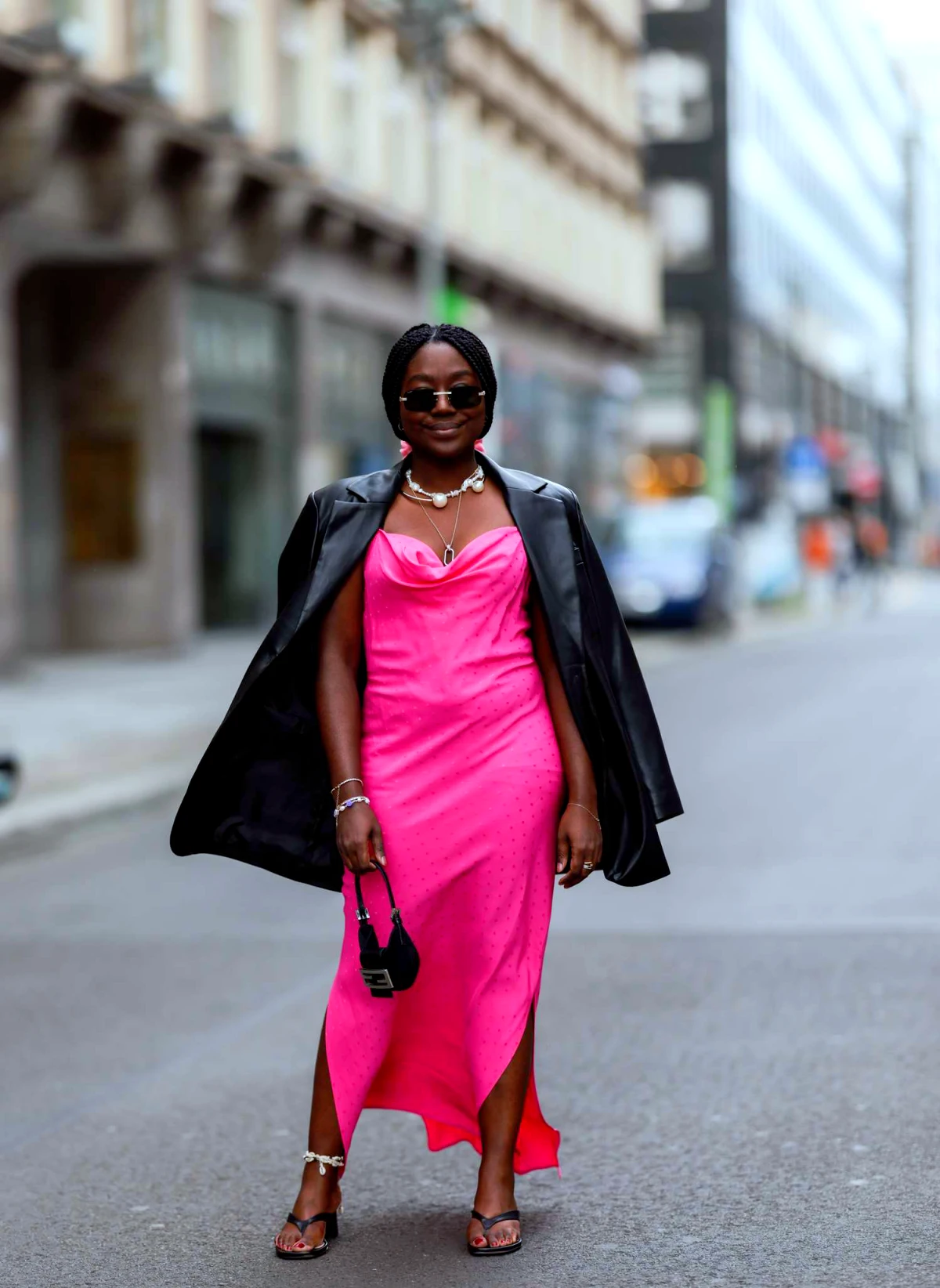 veste en cuir noire type blazer associer avec une robe longue rose en satin