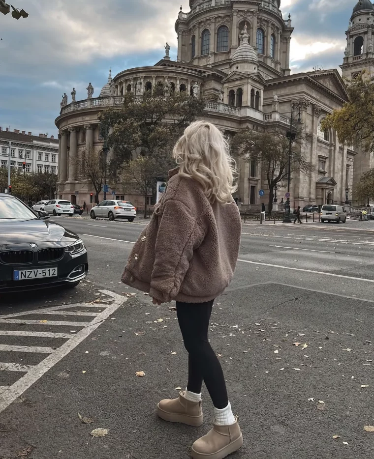 veste teddy marron leggings noirs chaussures beiges