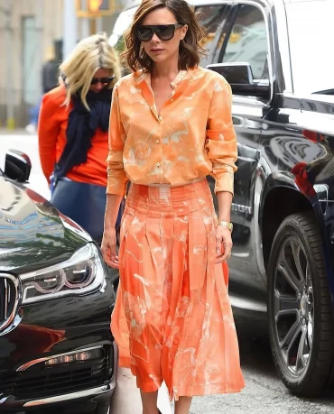 victoria beckham en tenue peche jupe taille basse chemise