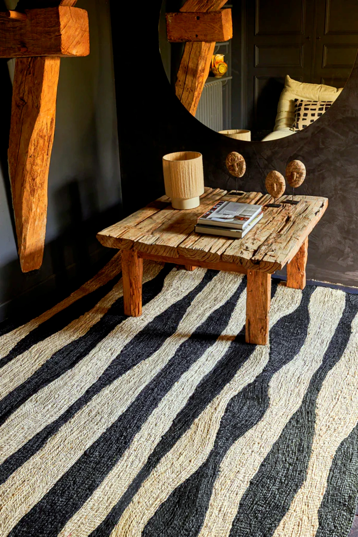 tapis en jute motif zebre table en bois mirroir