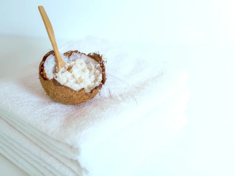 astuces pour assouplir les serviettes de bain noix de coco cuillere en bois