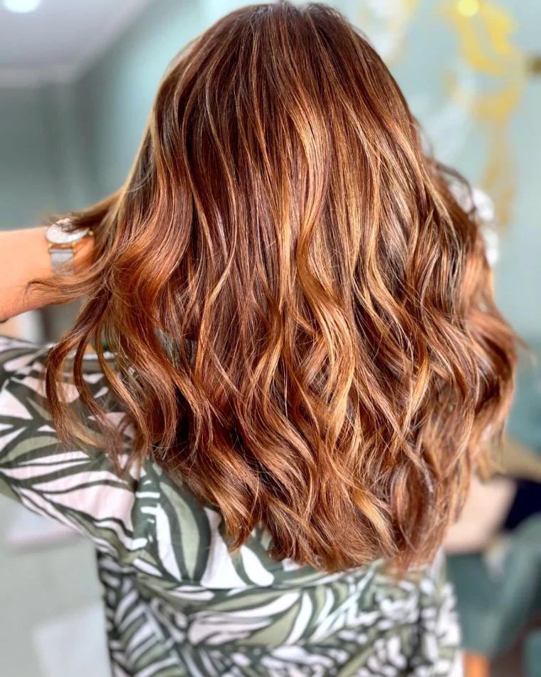 balayage caramel legerement cuivre sur cheveux chatins