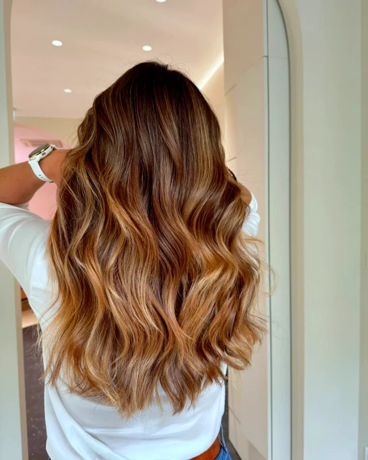 balayge miel caramel femme de dos cheveux longs et ondules