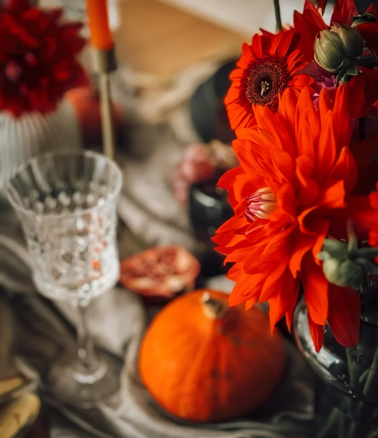 bouquet fleurs rouges verres bougeoirs cuivre bougies rouges potiron